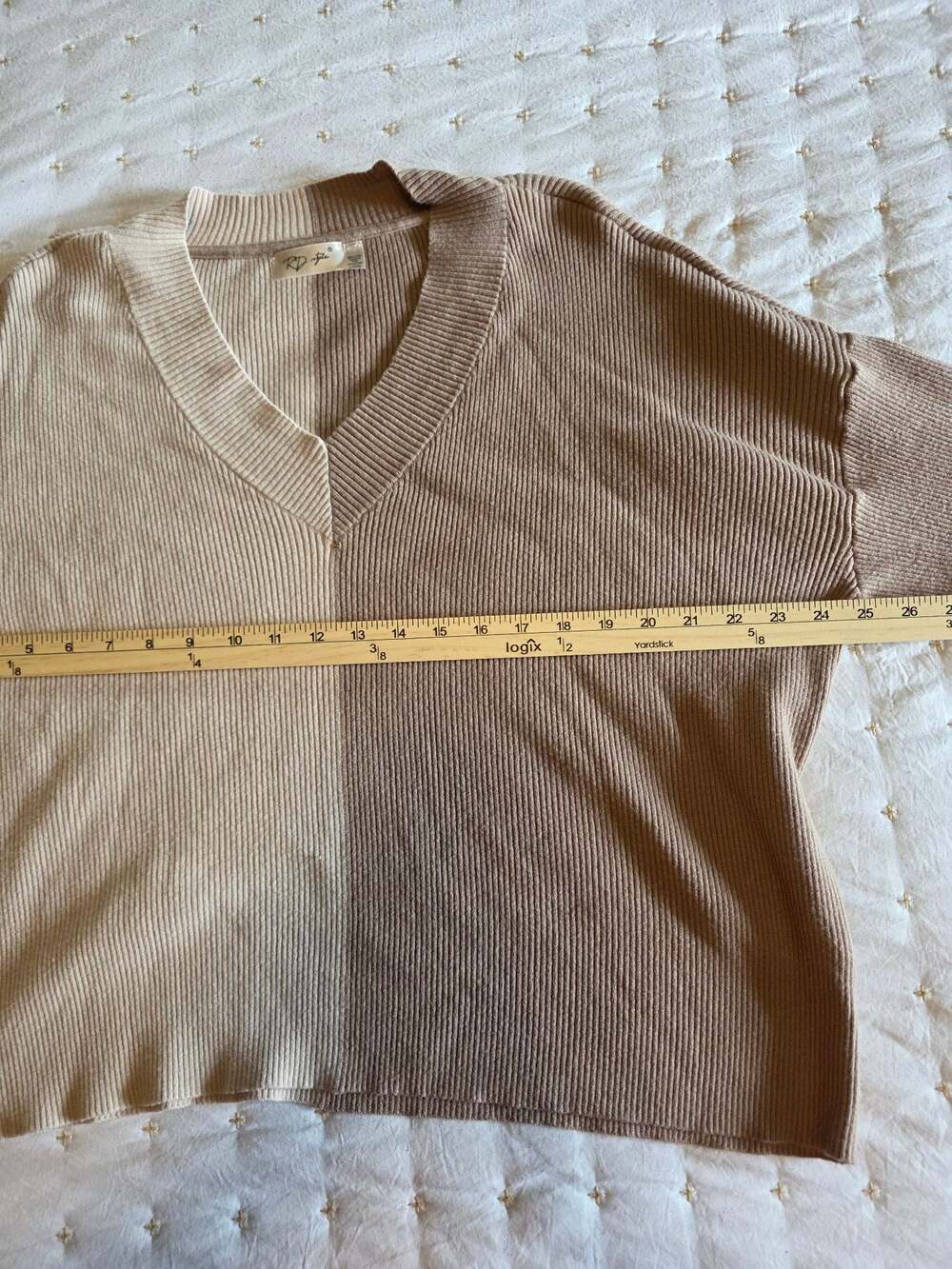 RD Style Two-Tone V-Neck Ribbed Knit Sweater - Picture 3 of 5